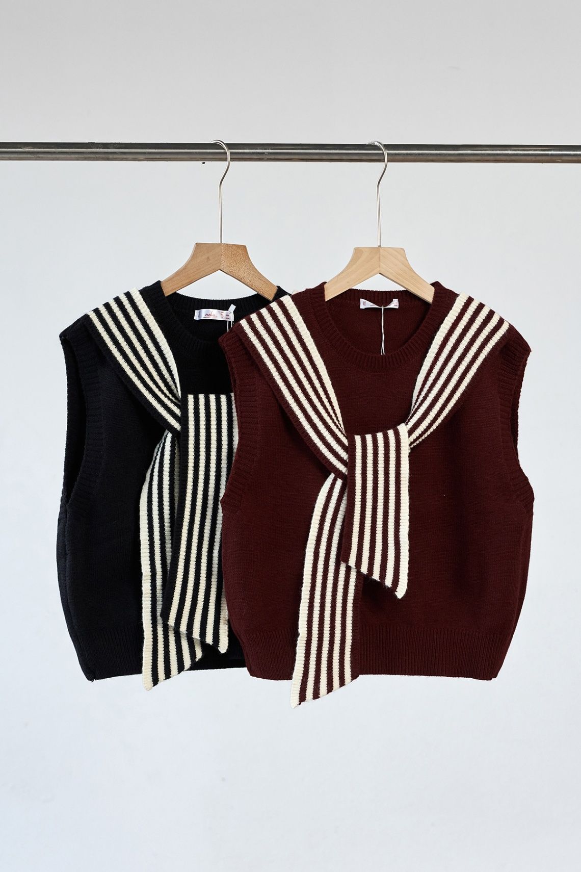 Áo len sát nách phối khăn vai kẻ - N61W25Q040