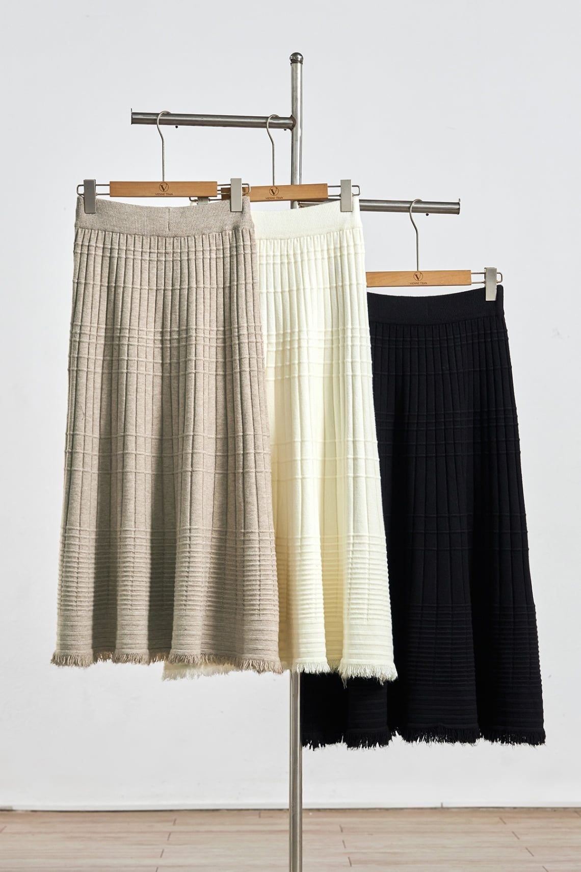 Chân váy len dáng dài cạp chun tua gấu - N62M25T009