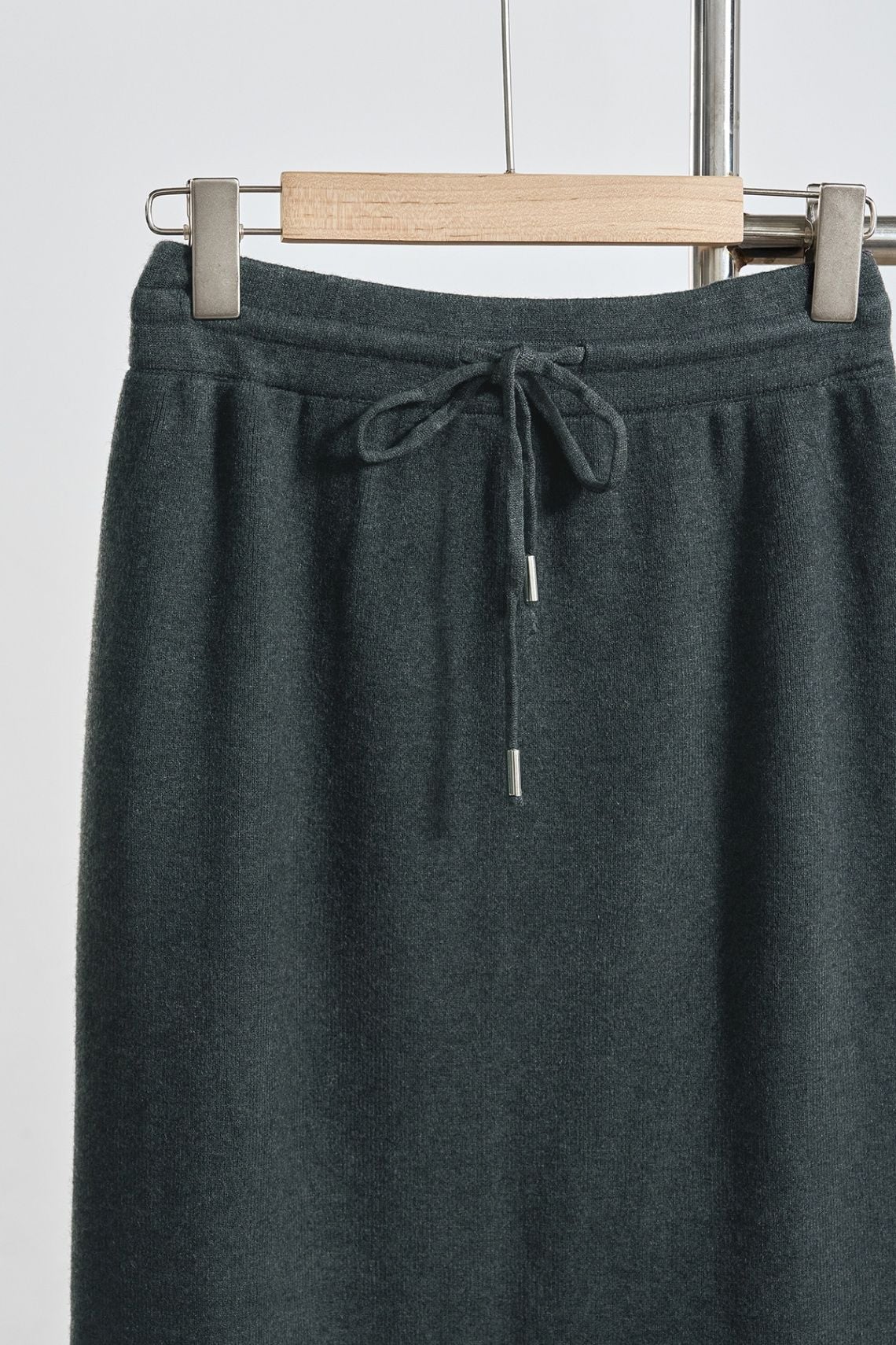 Chân váy len trơn dáng suông cạp rút chun dây - N62T25T004