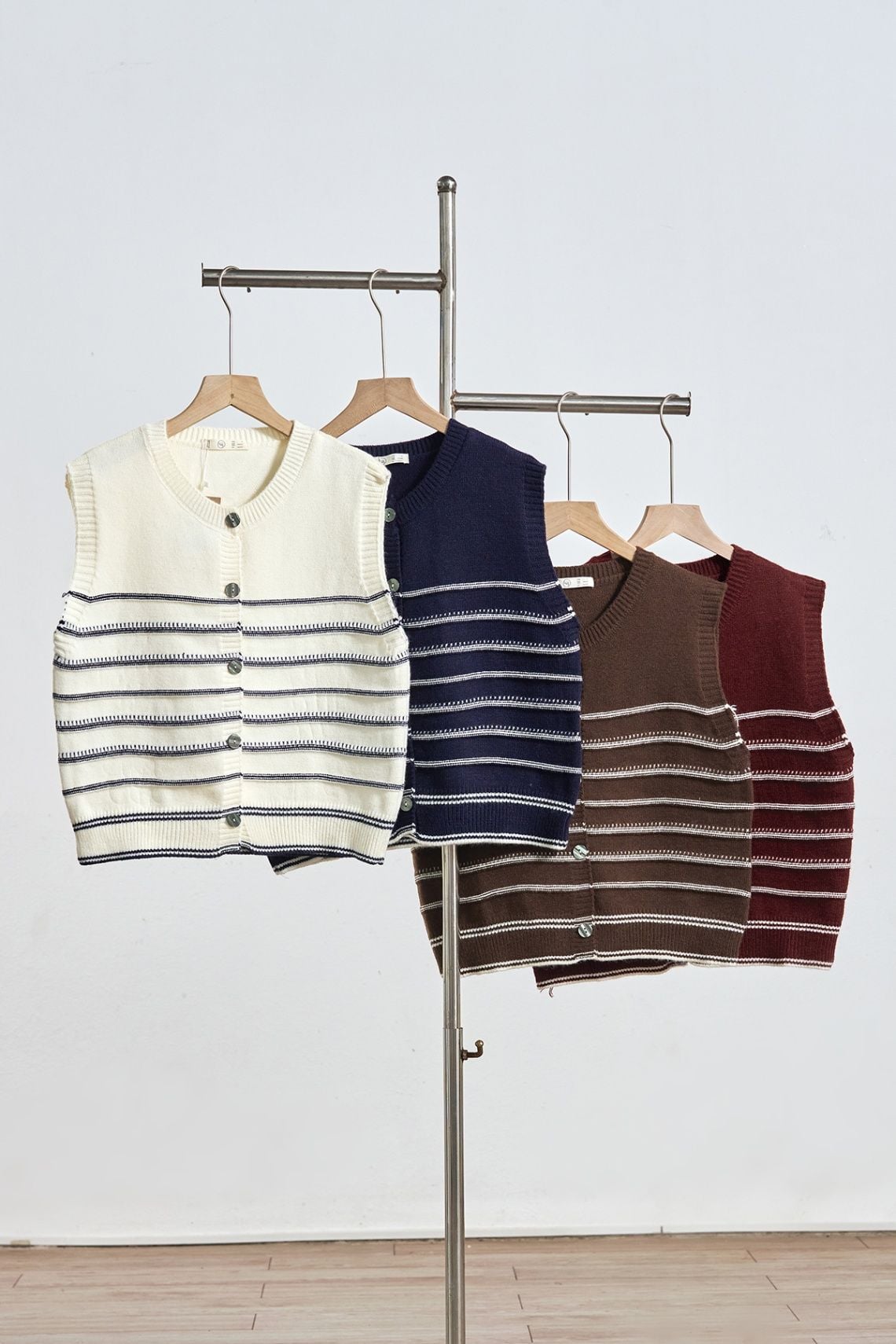 Áo gile kẻ phối màu đóng cúc bo gấu - N65G25Q042