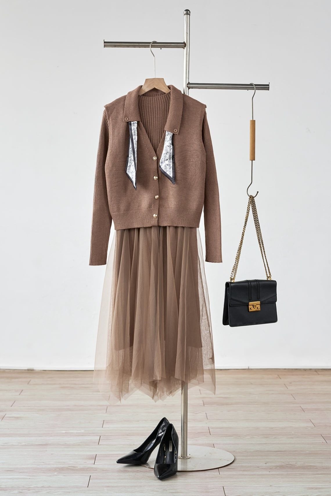 Set đầm cổ chờm phối voan và áo gile len cổ đức kèm khăn - N66C25T014