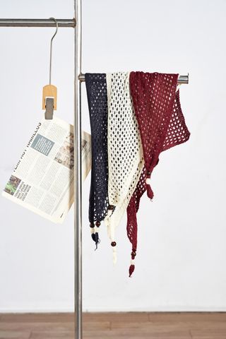 Khăn choàng lưới tam giác đính hạt gỗ - N6AO25Q016