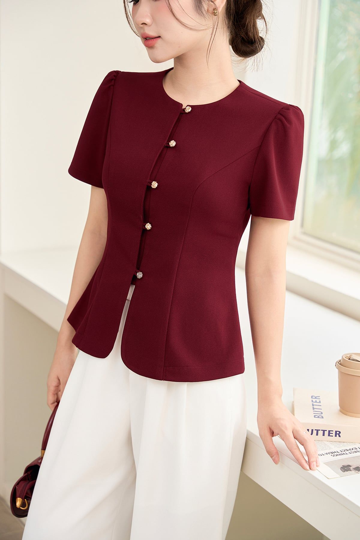 Áo cộc tay nhún vai cổ tròn cúc trang trí - O61B26Q047