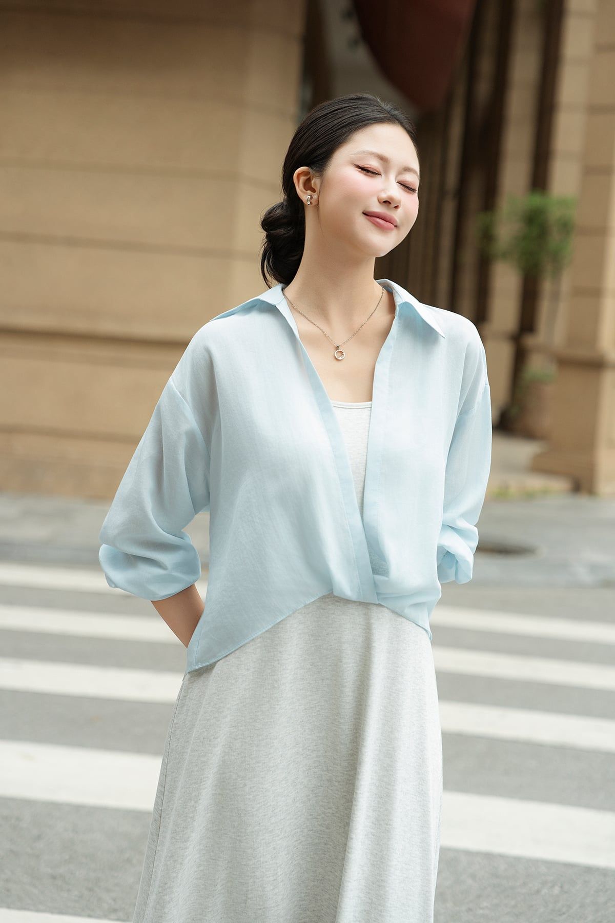 Áo sơ mi croptop vặn xoắn gấu - O61B26Q034