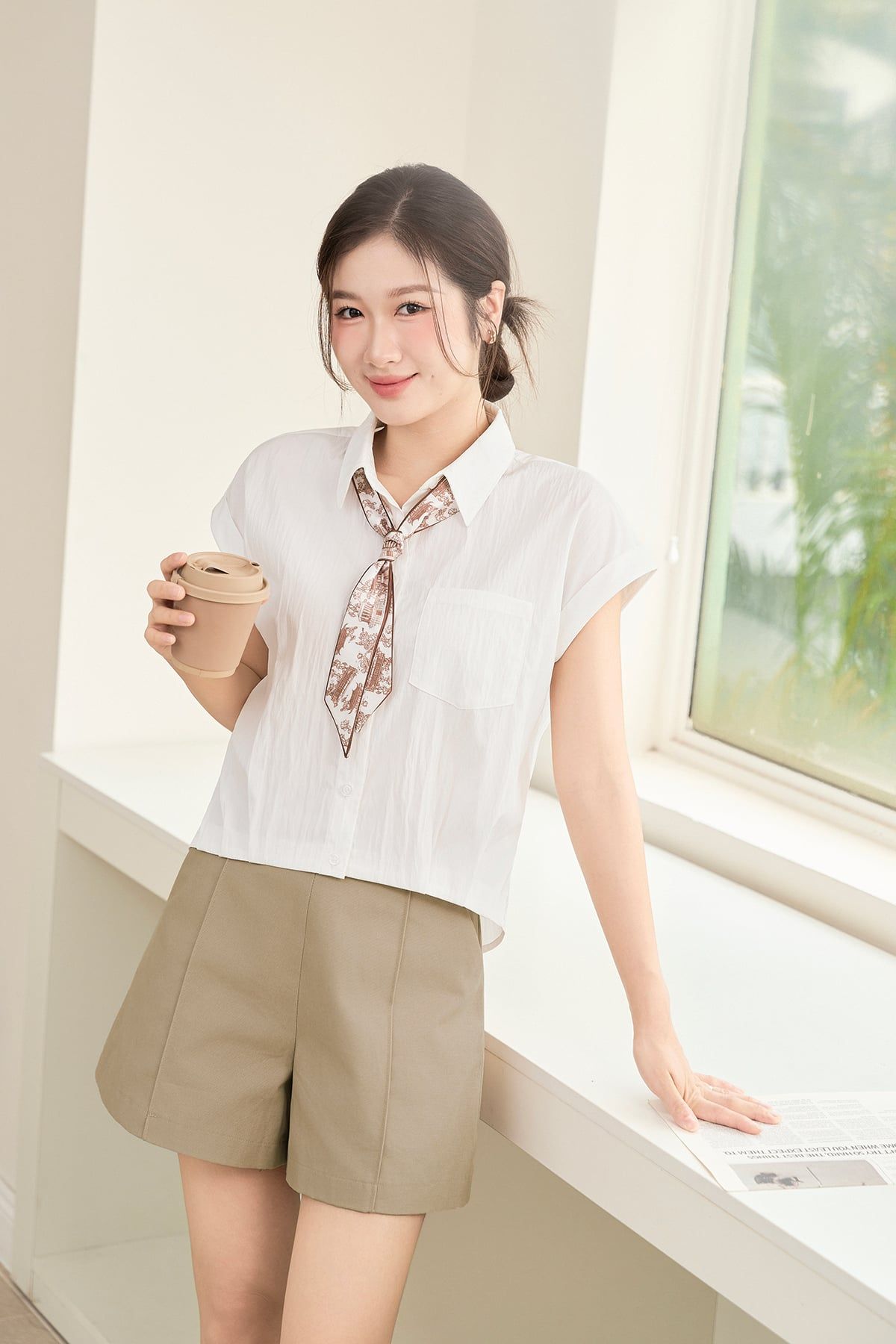 Áo sơ mi vai chờm lơ vê xếp ly gấu - O61H26H037