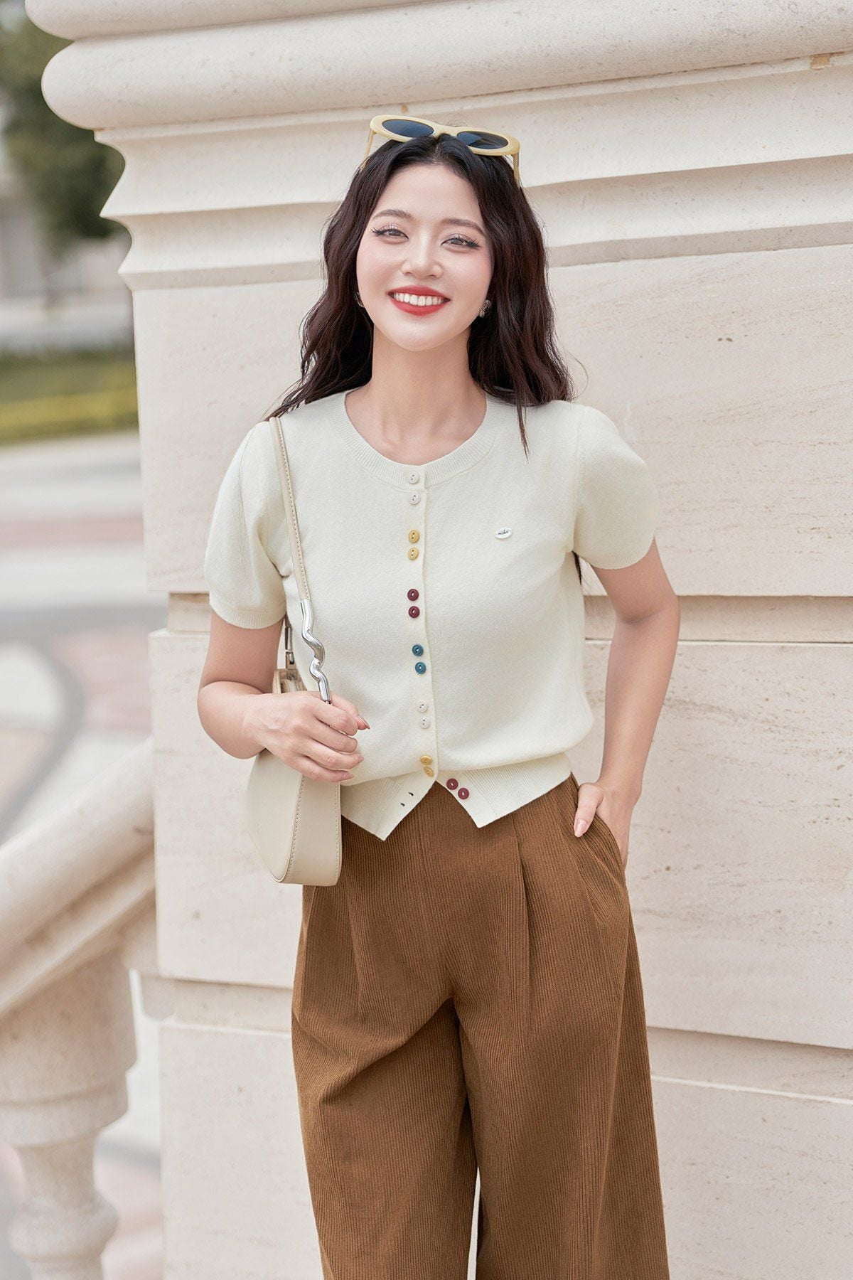 Áo len cổ tròn ngắn tay phối cúc trang trí - O61W25Q015