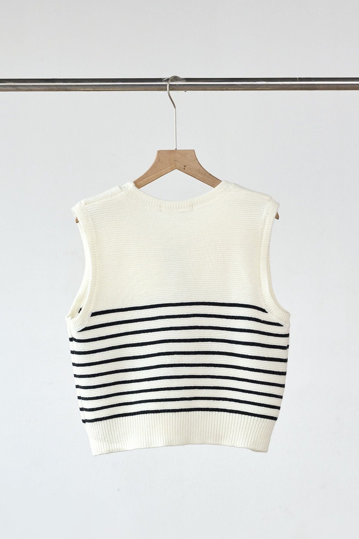 Áo len gile cổ tròn khăn liền kẻ ngang - O61W25Q021