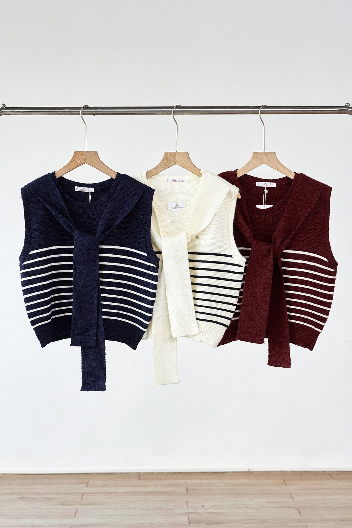 Áo len gile cổ tròn khăn liền kẻ ngang - O61W25Q021