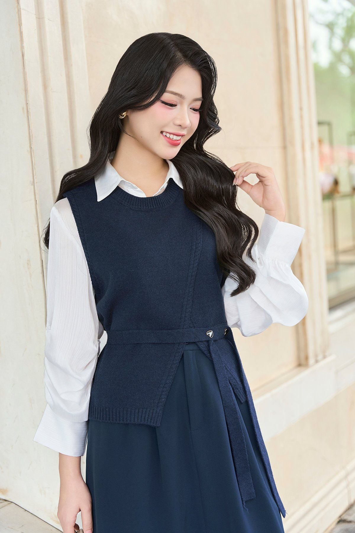 Áo len gile cổ tròn vạt chồng kèm đai đính cúc tim - O61W25Q022