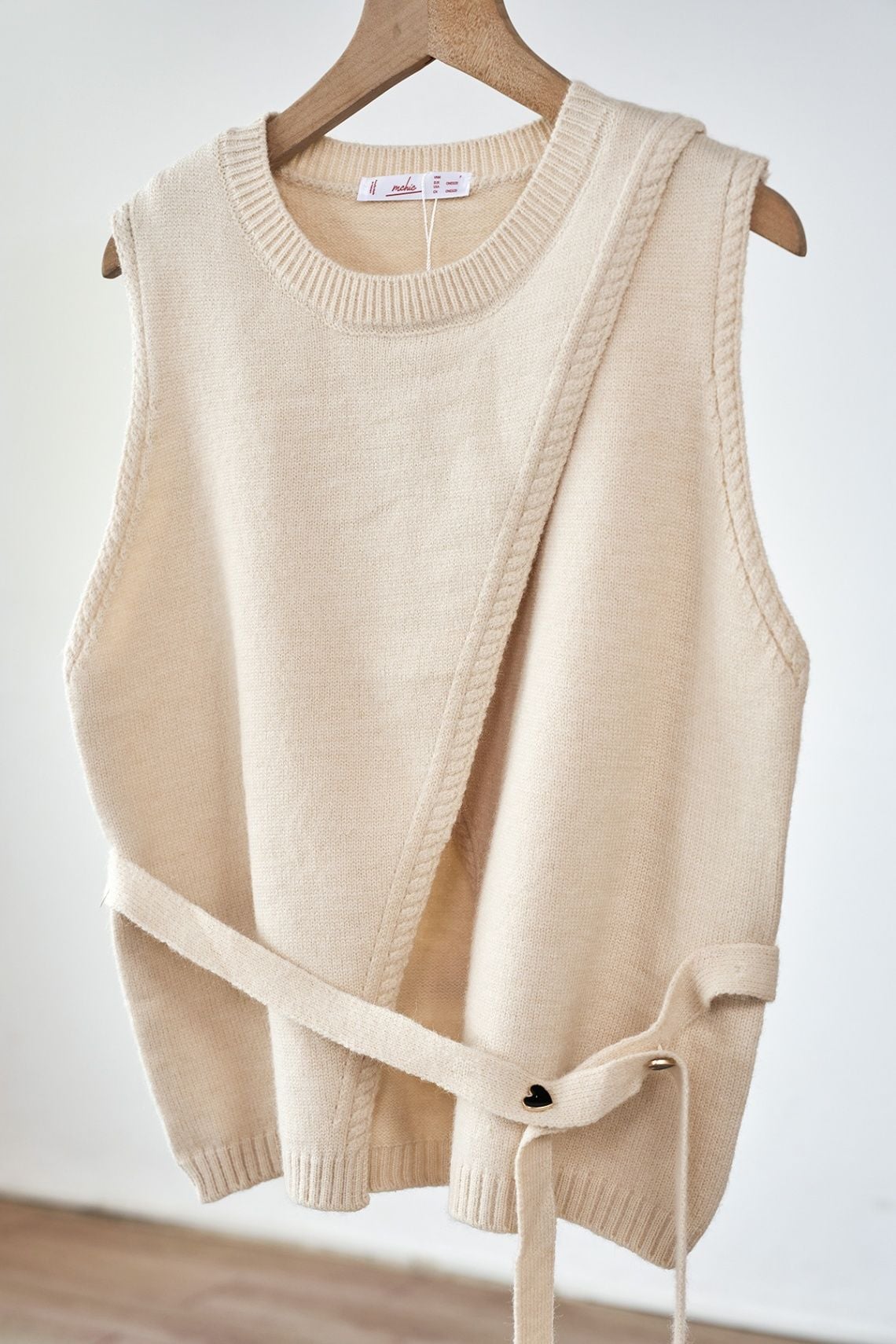 Áo len gile cổ tròn vạt chồng kèm đai đính cúc tim - O61W25Q022