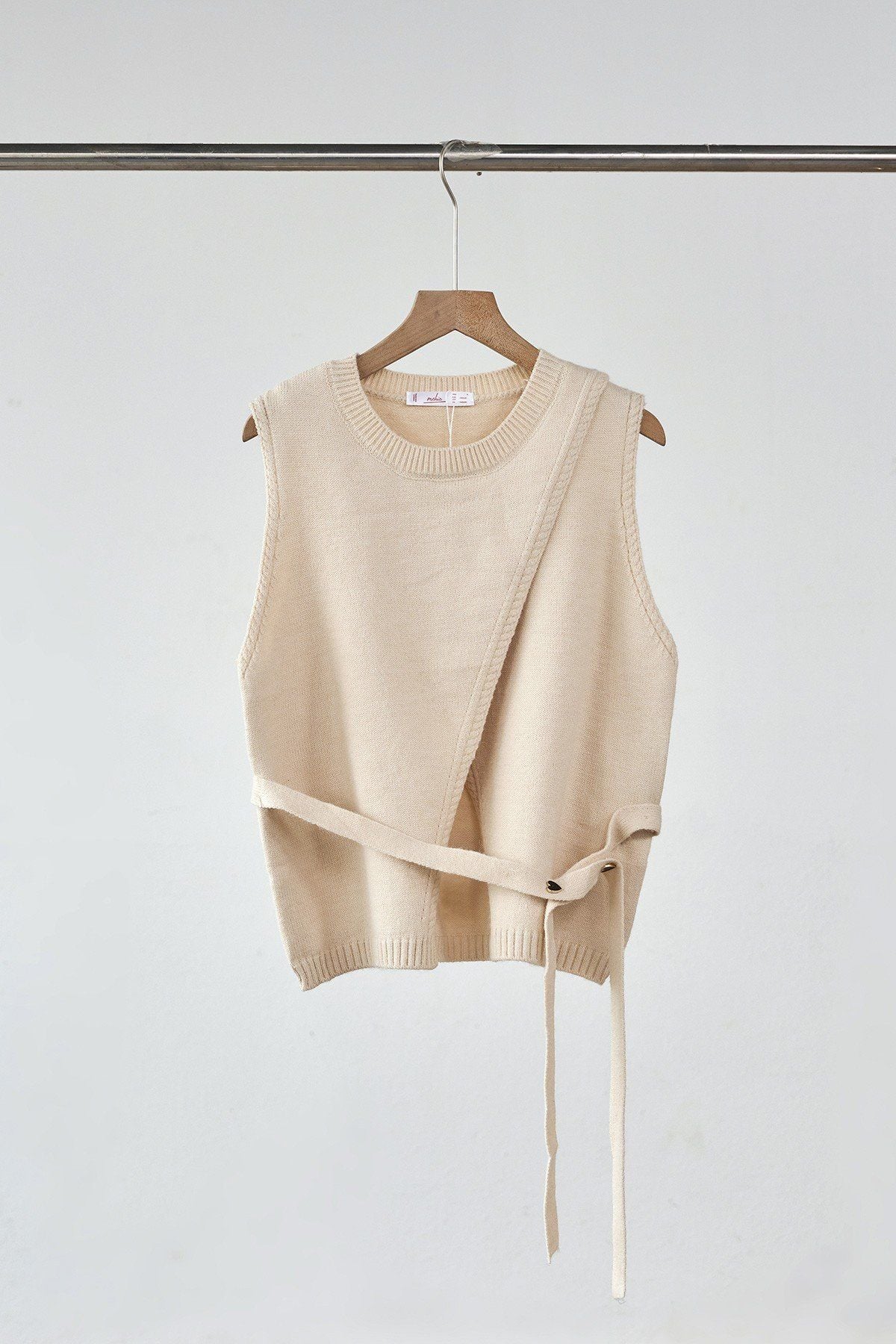 Áo len gile cổ tròn vạt chồng kèm đai đính cúc tim - O61W25Q022