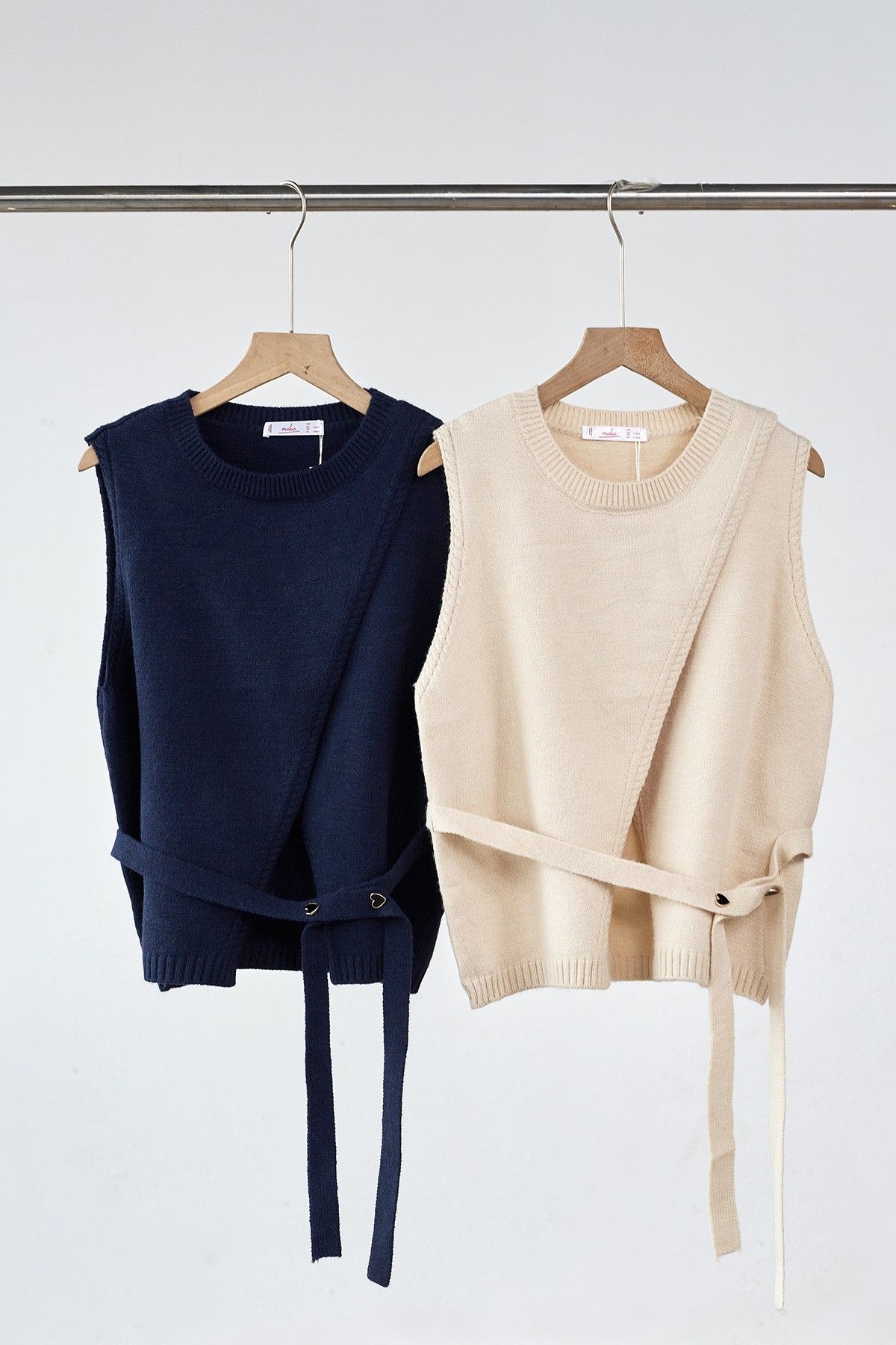 Áo len gile cổ tròn vạt chồng kèm đai đính cúc tim - O61W25Q022