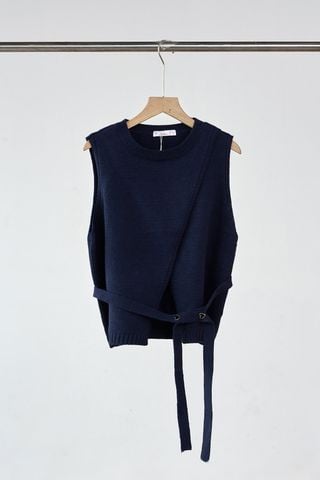 Áo len gile cổ tròn vạt chồng kèm đai đính cúc tim - O61W25Q022