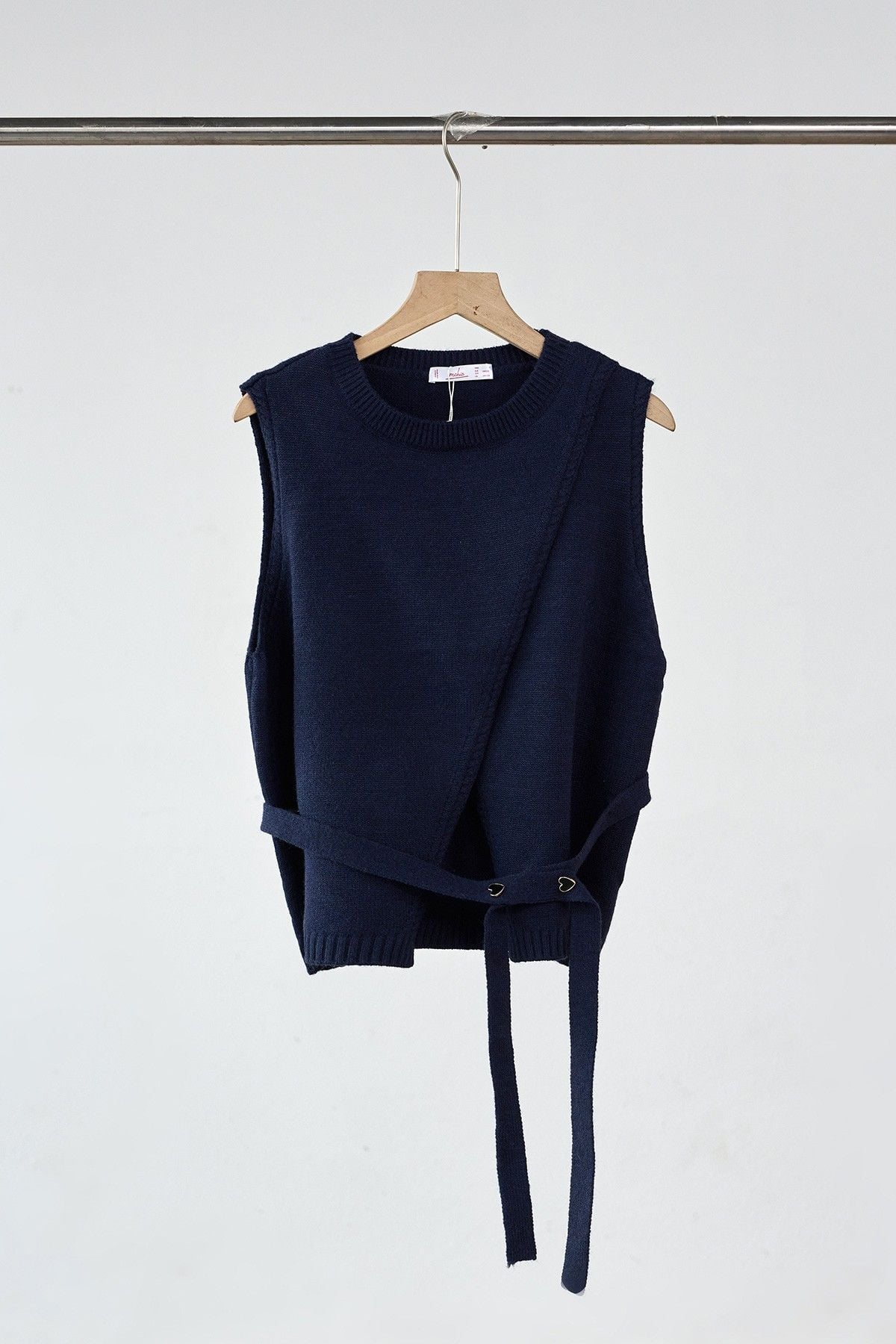 Áo len gile cổ tròn vạt chồng kèm đai đính cúc tim - O61W25Q022