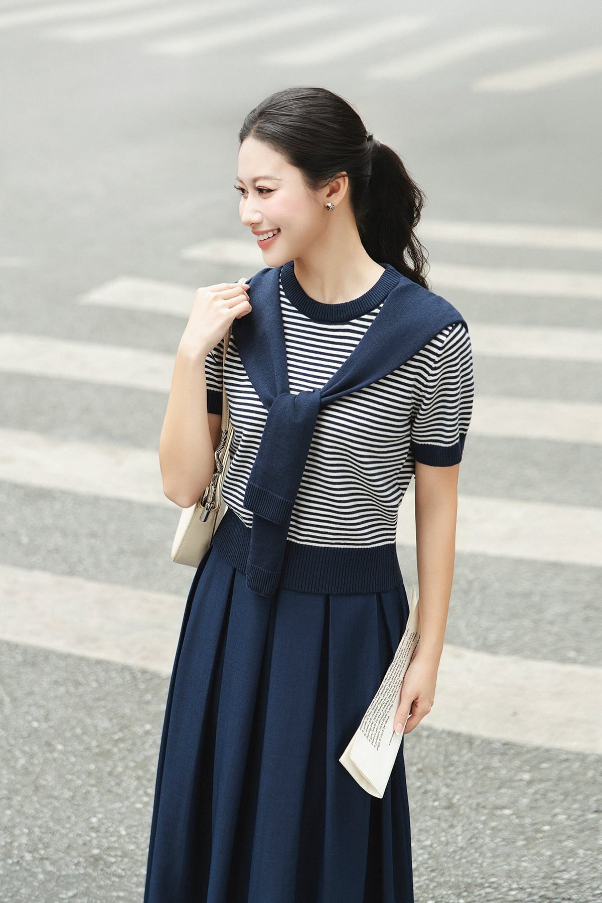 Áo len kẻ bo gấu cộc tay khăn vai - O61W26Q027
