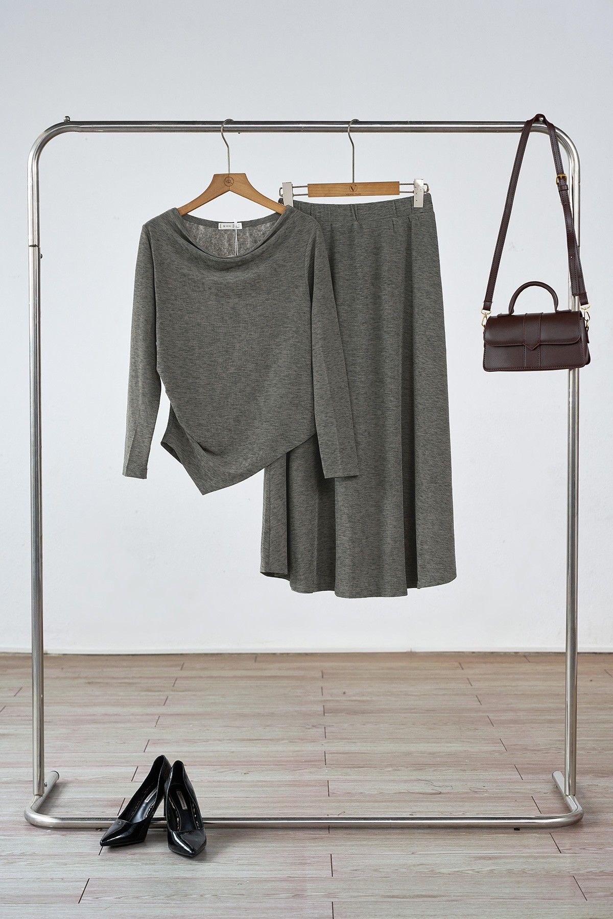 Chân váy suông thun dài cạp chun - O62T25T002