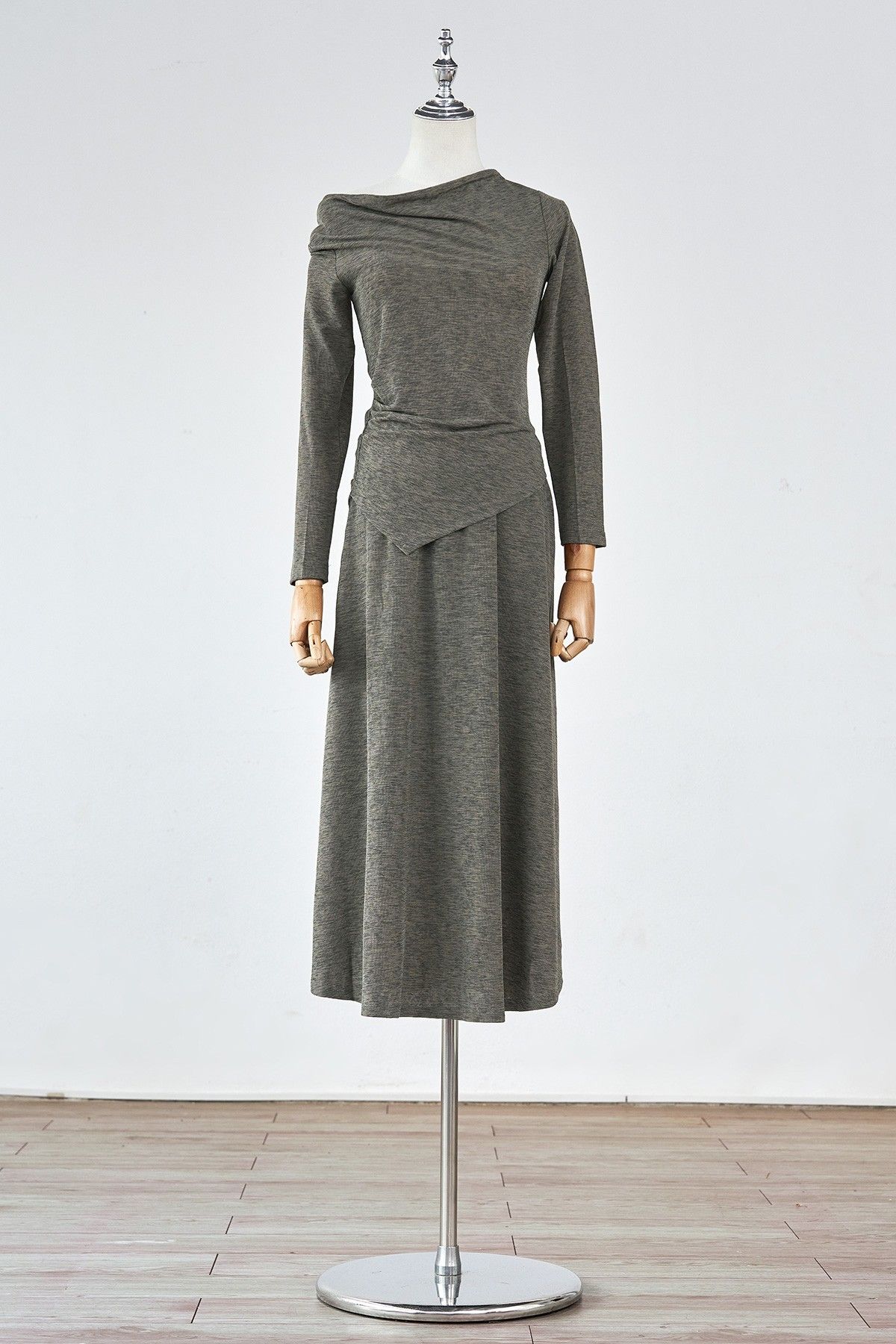 Chân váy suông thun dài cạp chun - O62T25T002