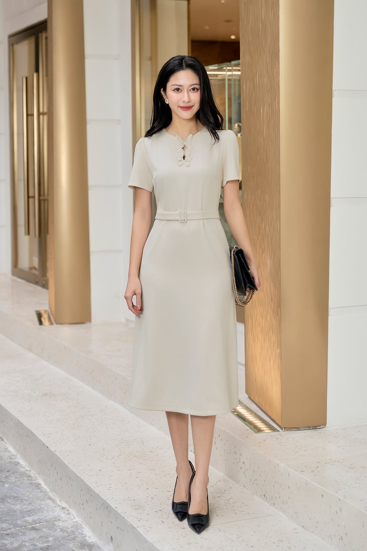 Đầm suông đai eo đính bướm - O63T26Q001