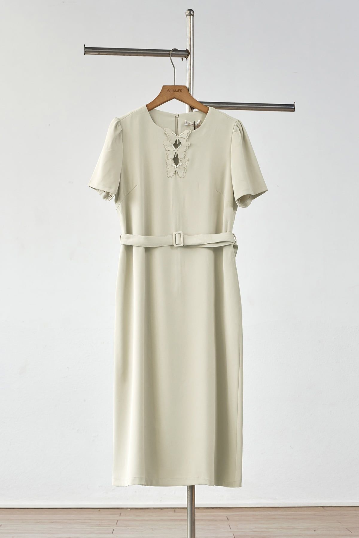 Đầm suông đai eo đính bướm - O63T26Q001