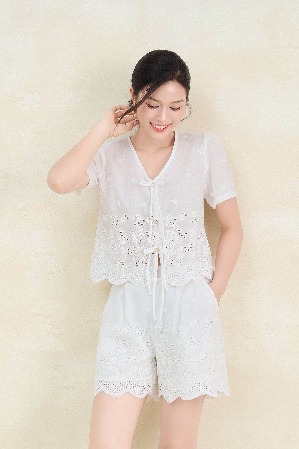 Set bộ áo cộc tay cổ V nẹp đính nơ và quần short phối ren - O66C26H001