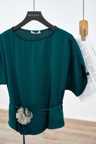 Áo lụa vai liền hoa eo - S61B25Q008