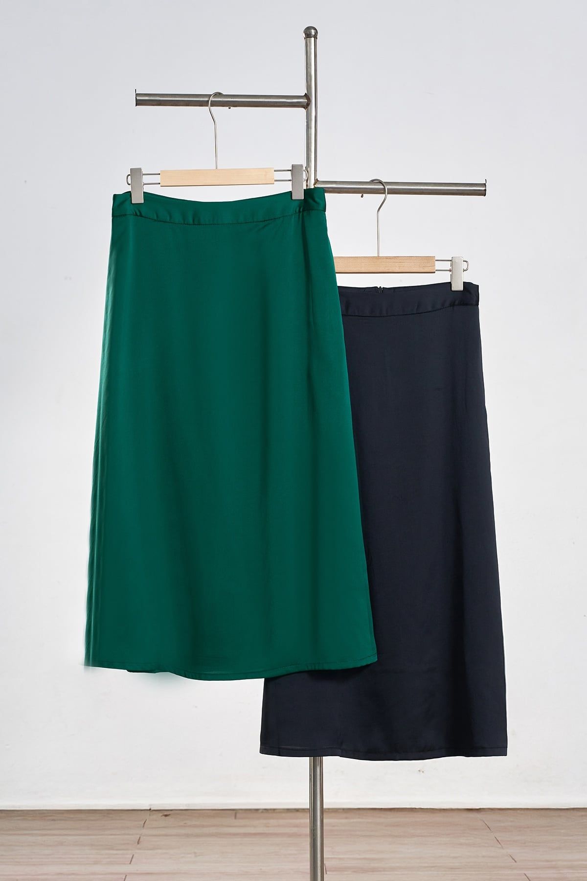 Chân váy lụa; khoá sau - S62R25Q004