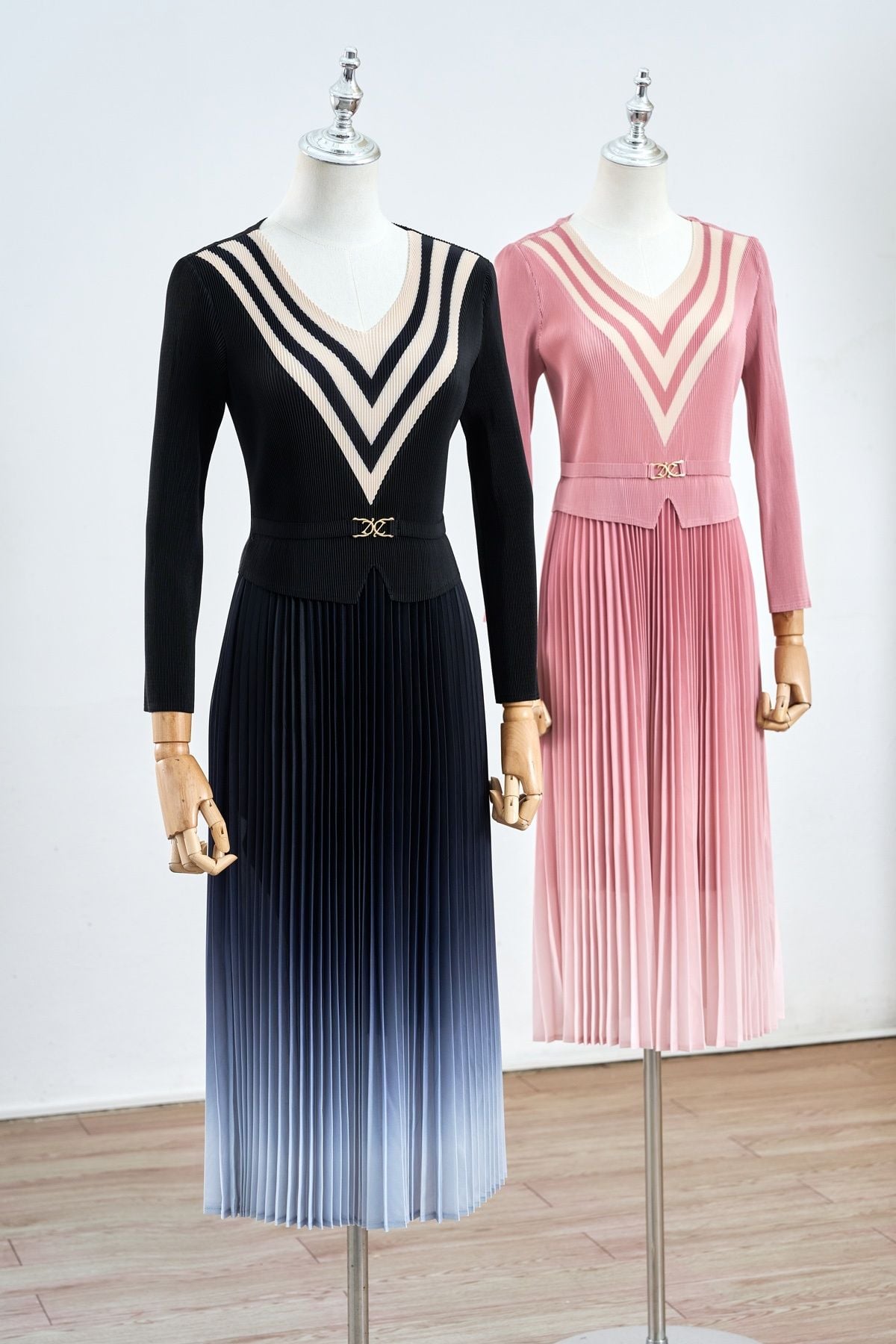 Đầm dập ly dáng xoè dài tay cổ tròn tim chân váy ombre - S63L25Q006