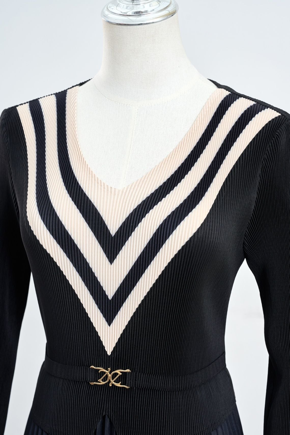 Đầm dập ly dáng xoè dài tay cổ tròn tim chân váy ombre - S63L25Q006