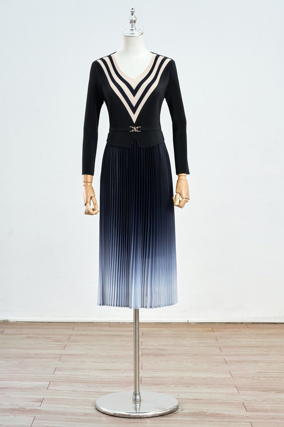 Đầm dập ly dáng xoè dài tay cổ tròn tim chân váy ombre - S63L25Q006