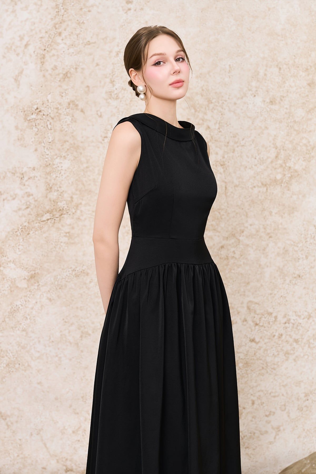Đầm maxi sát nách nhún hông cổ lọ bẻ - S63M27H003