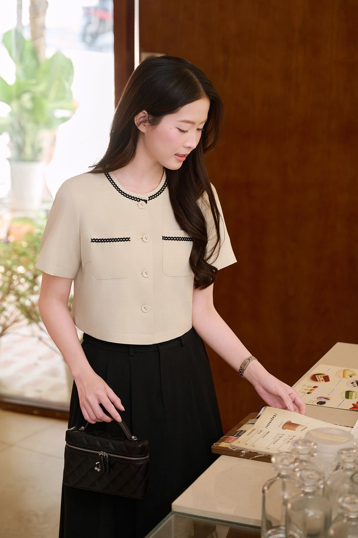 Áo cổ tròn cài cúc túi ốp viền dây - O61B25H003