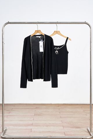 Áo len 2 dây phối viền đính nơ - V61B25T001