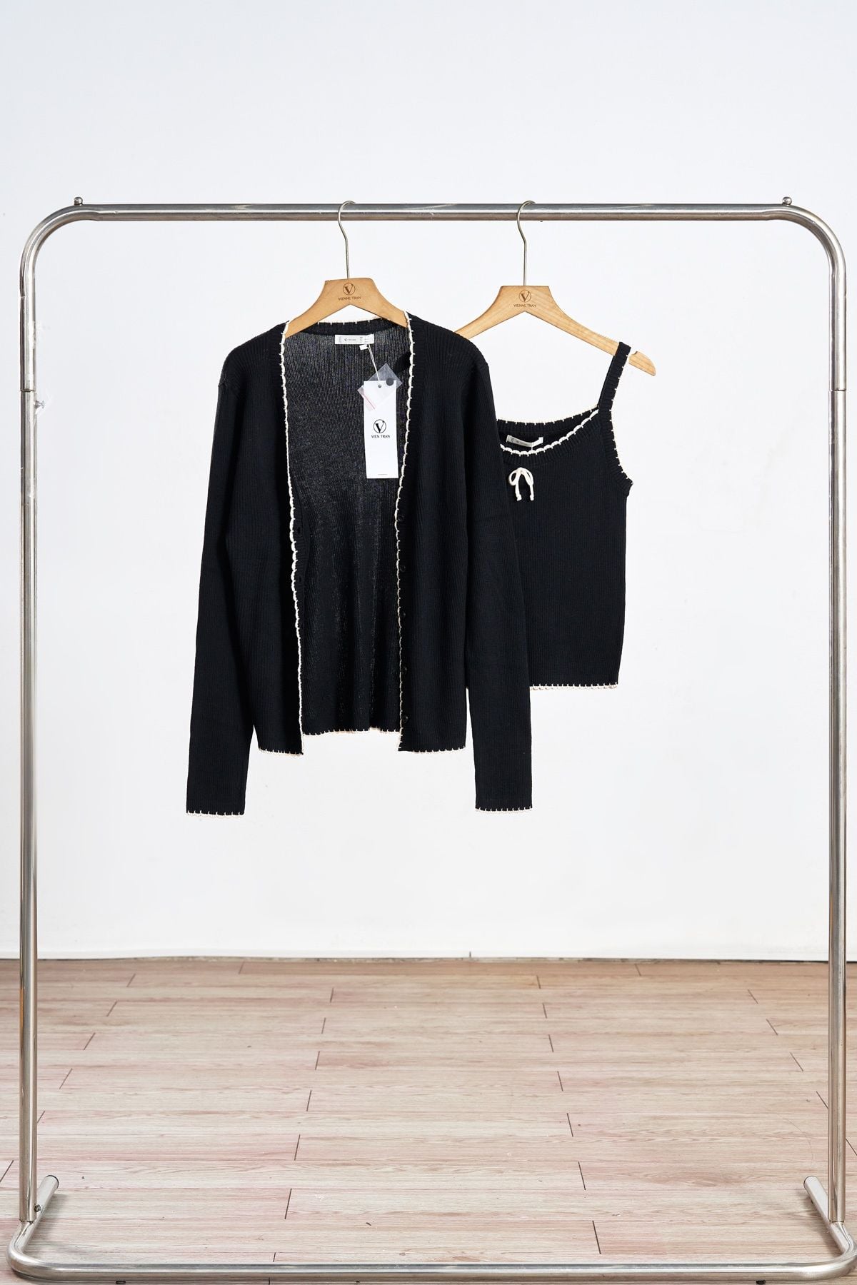 Áo len 2 dây phối viền đính nơ - V61B25T001