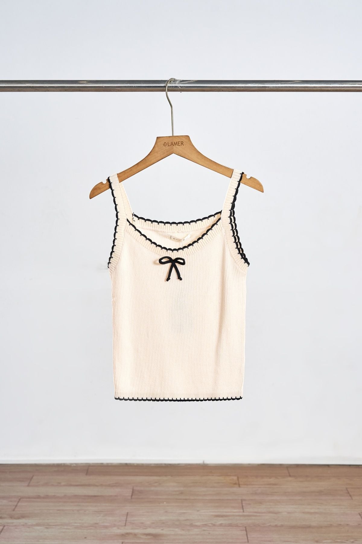 Áo len 2 dây phối viền đính nơ - V61B25T001