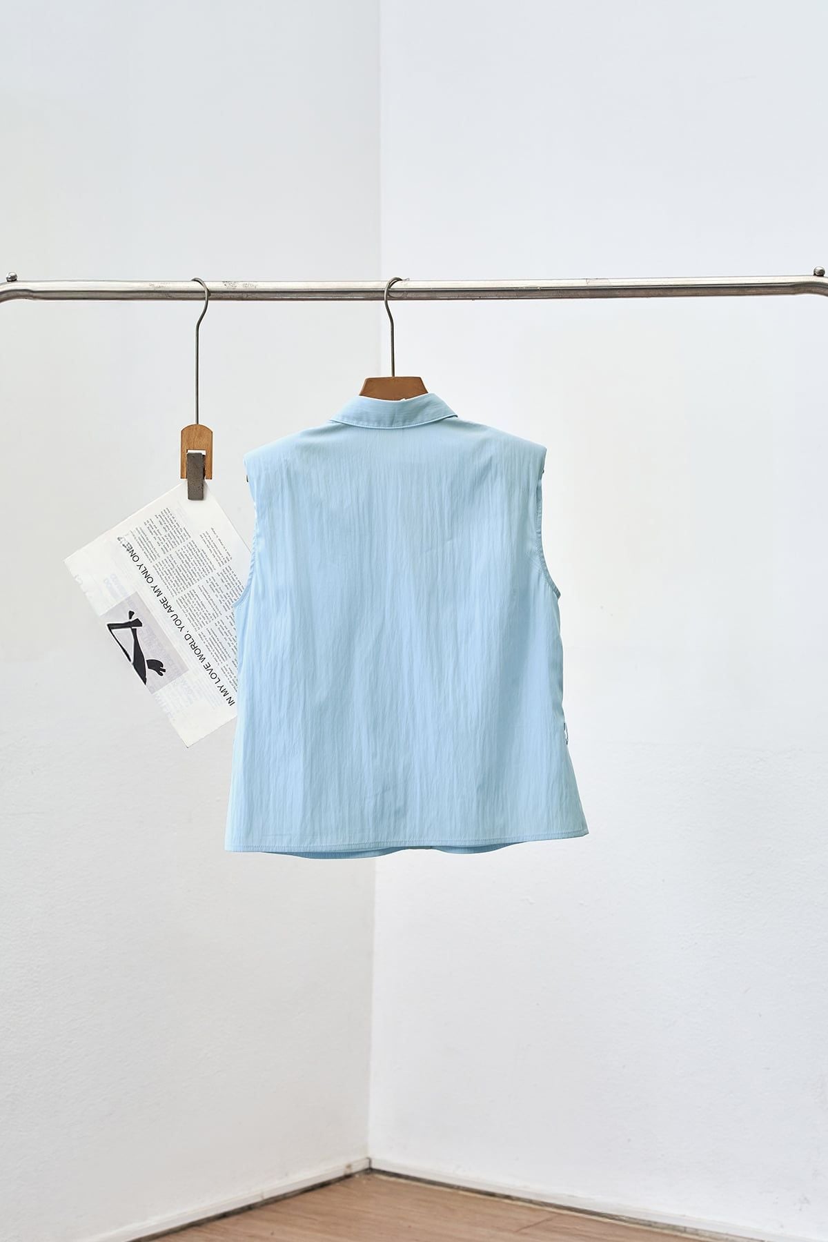 Áo sơ mi độn vai túi ngực kèm thắt lưng - V61H26H002