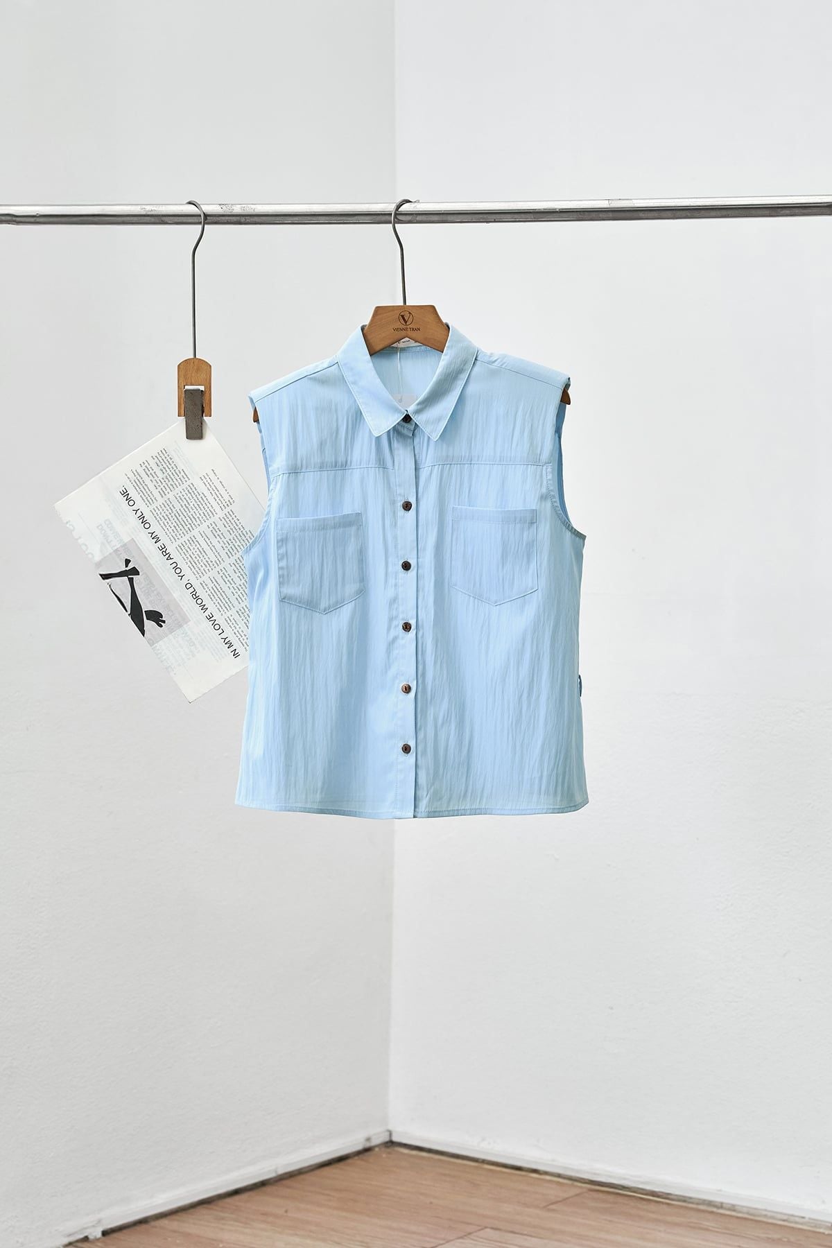 Áo sơ mi độn vai túi ngực kèm thắt lưng - V61H26H002