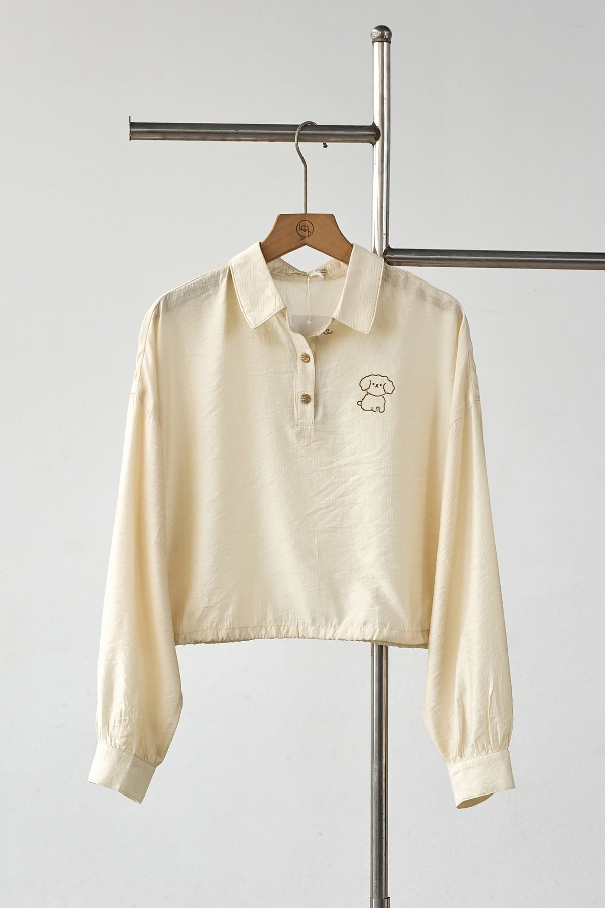 Áo sơ mi cổ đức rút gấu thêu ngực - V61H26Q002