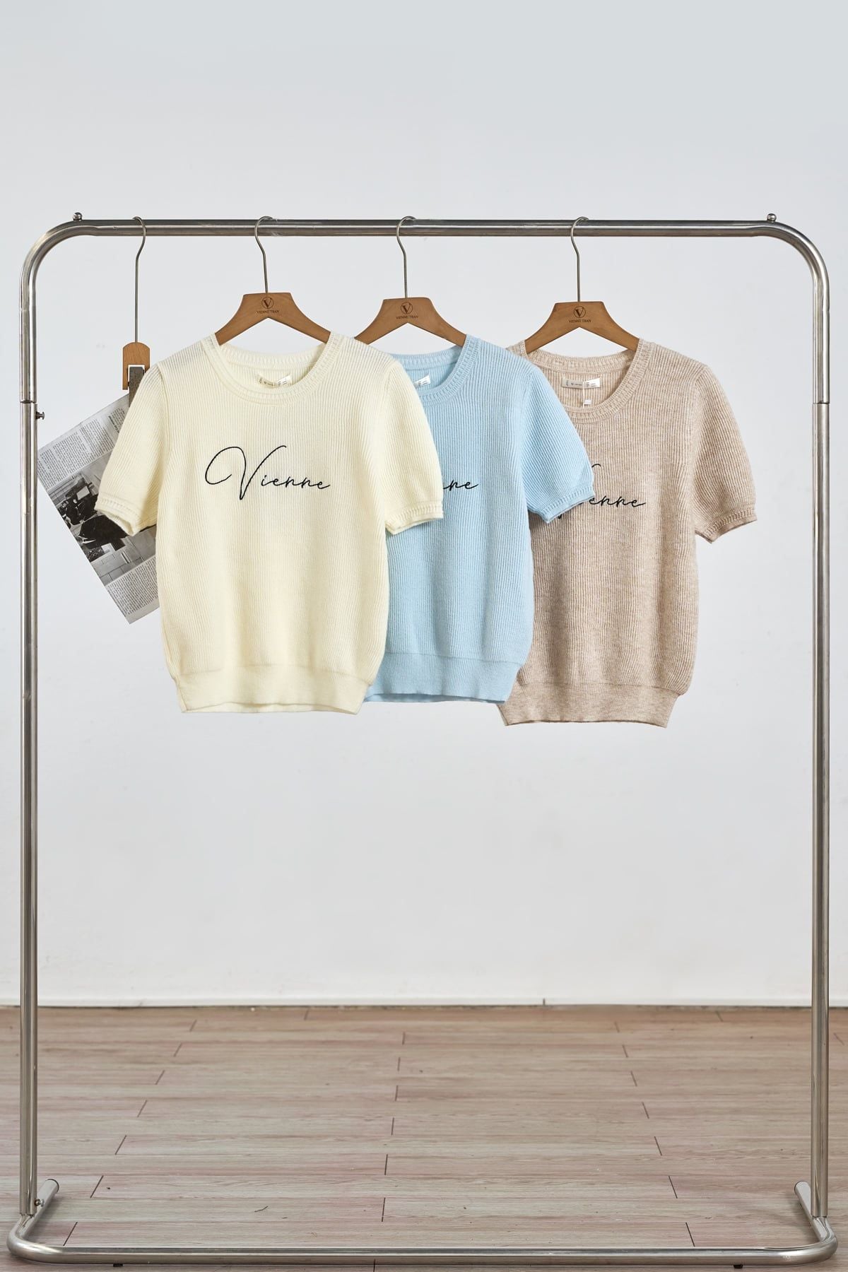 Áo len cổ tròn tay ngắn thêu ngực - V61W25Q029