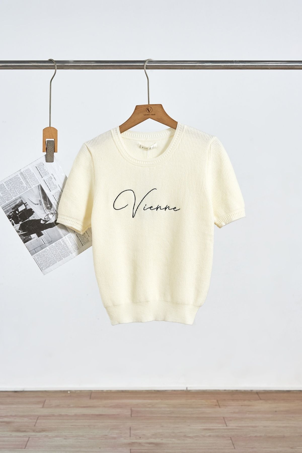 Áo len cổ tròn tay ngắn thêu ngực - V61W25Q029