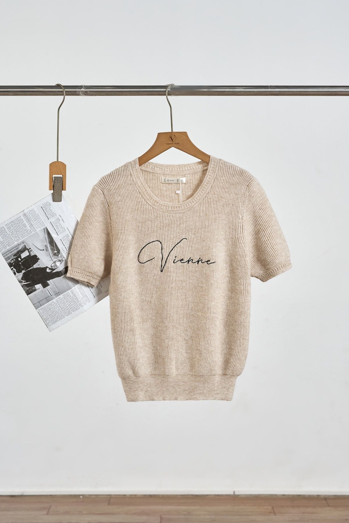 Áo len cổ tròn tay ngắn thêu ngực - V61W25Q029