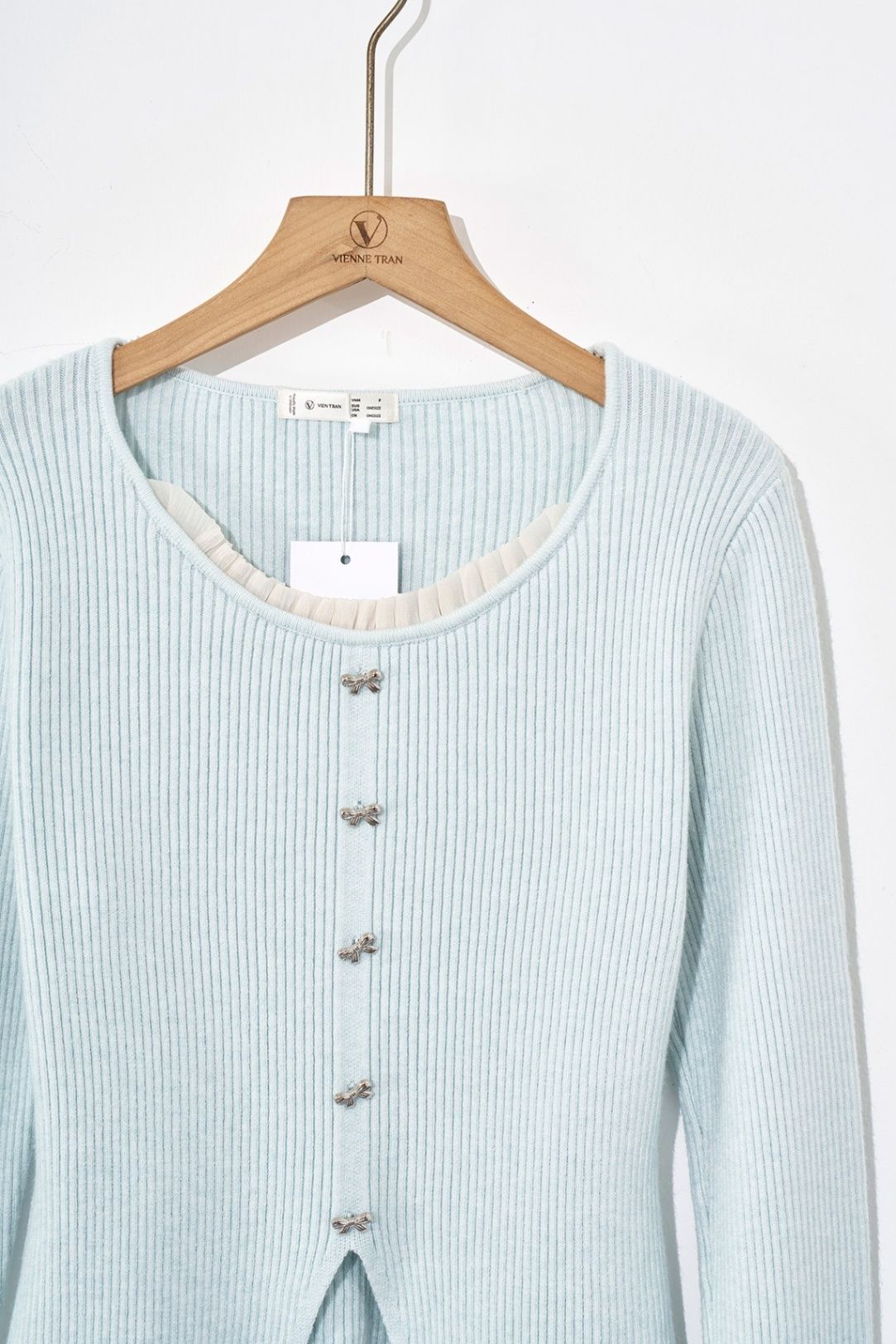 Áo len cổ phối bèo cúc trang trí - V61W25T002