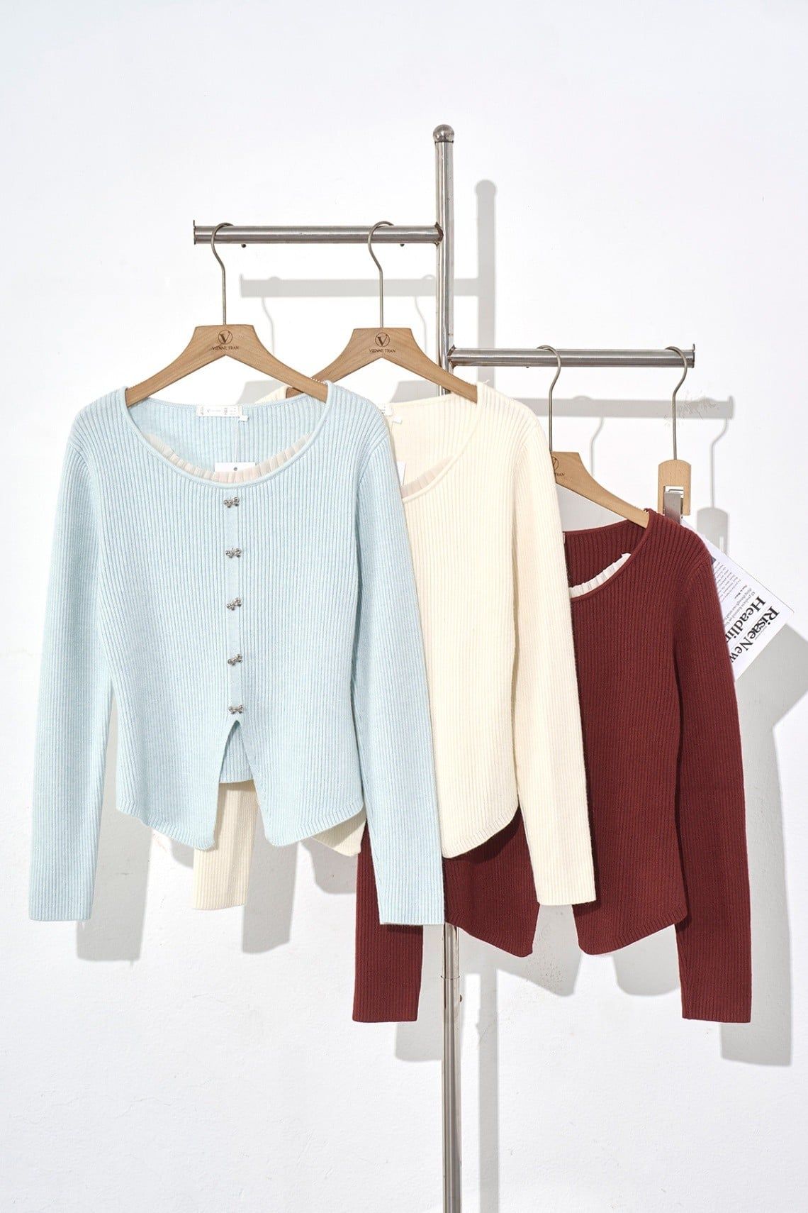 Áo len cổ phối bèo cúc trang trí - V61W25T002