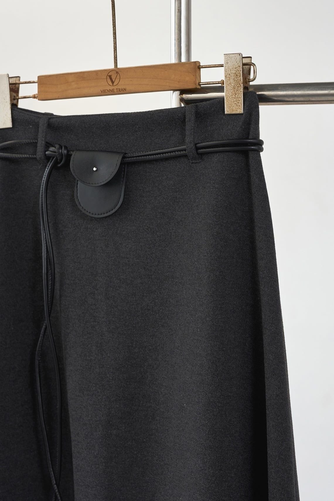 Chân váy dạ dáng xòe kèm đai lưng - V62M25T008