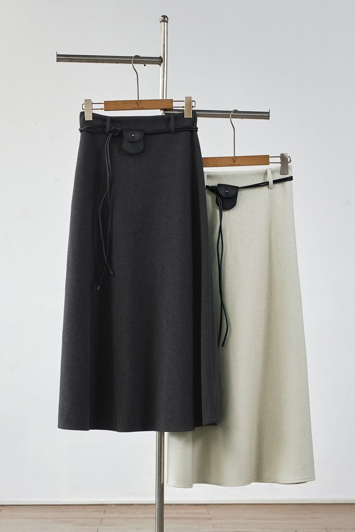 Chân váy dạ dáng xòe kèm đai lưng - V62M25T008