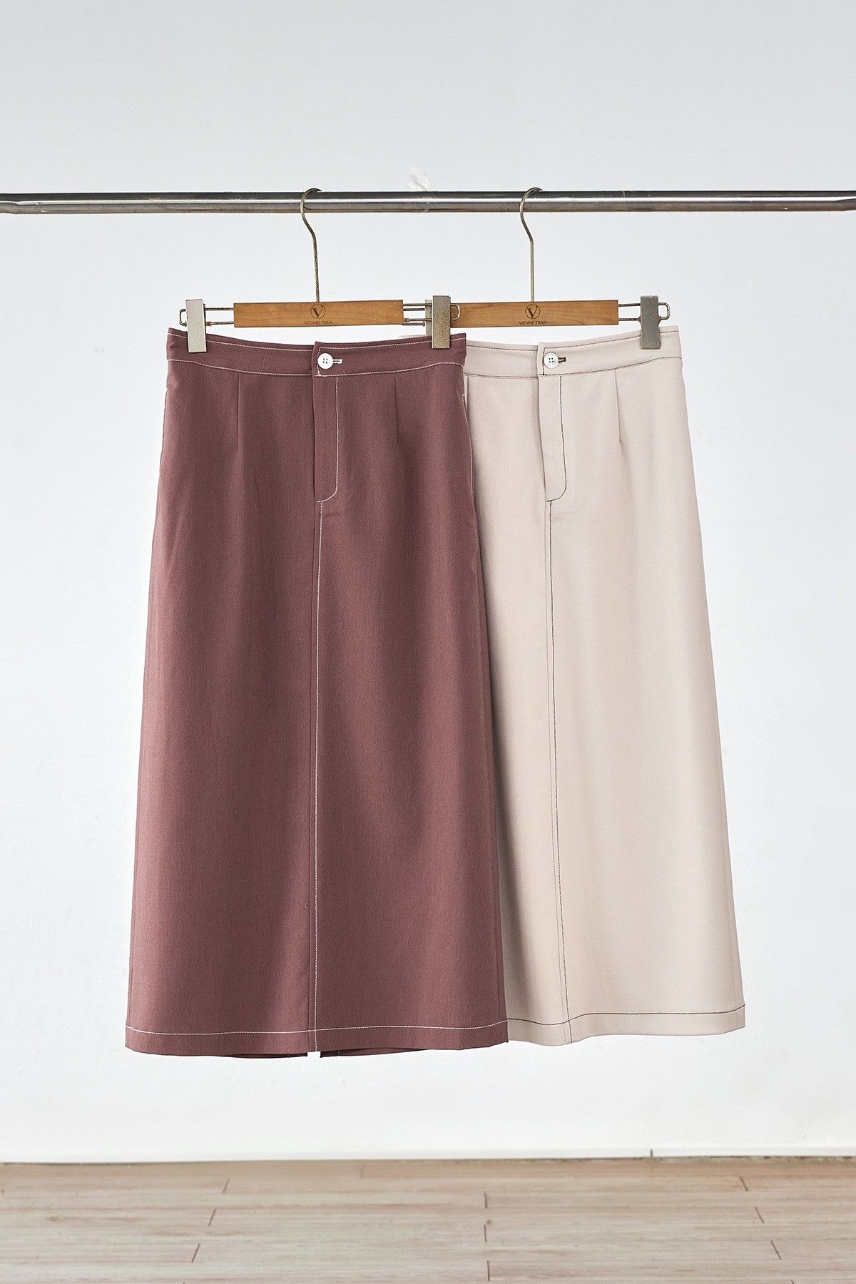 Chân váy dáng suông túi dọc diễu chỉ - V62T25T001