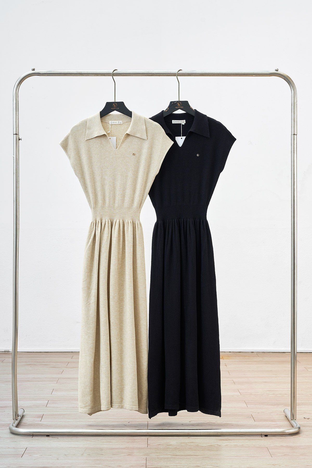 Đầm polo dệt kim dáng dài cổ xẻ V đính logo - V63M25Q006