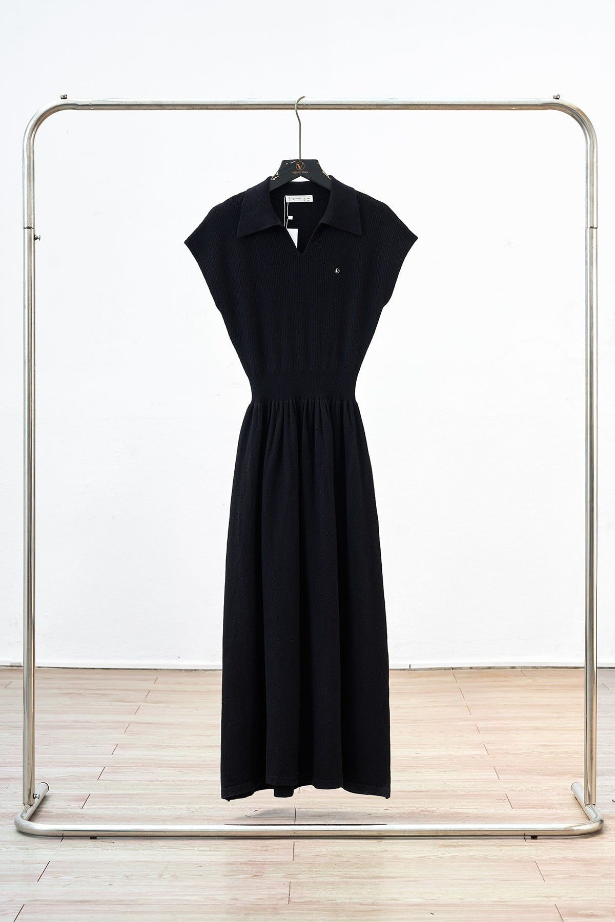 Đầm polo dệt kim dáng dài cổ xẻ V đính logo - V63M25Q006