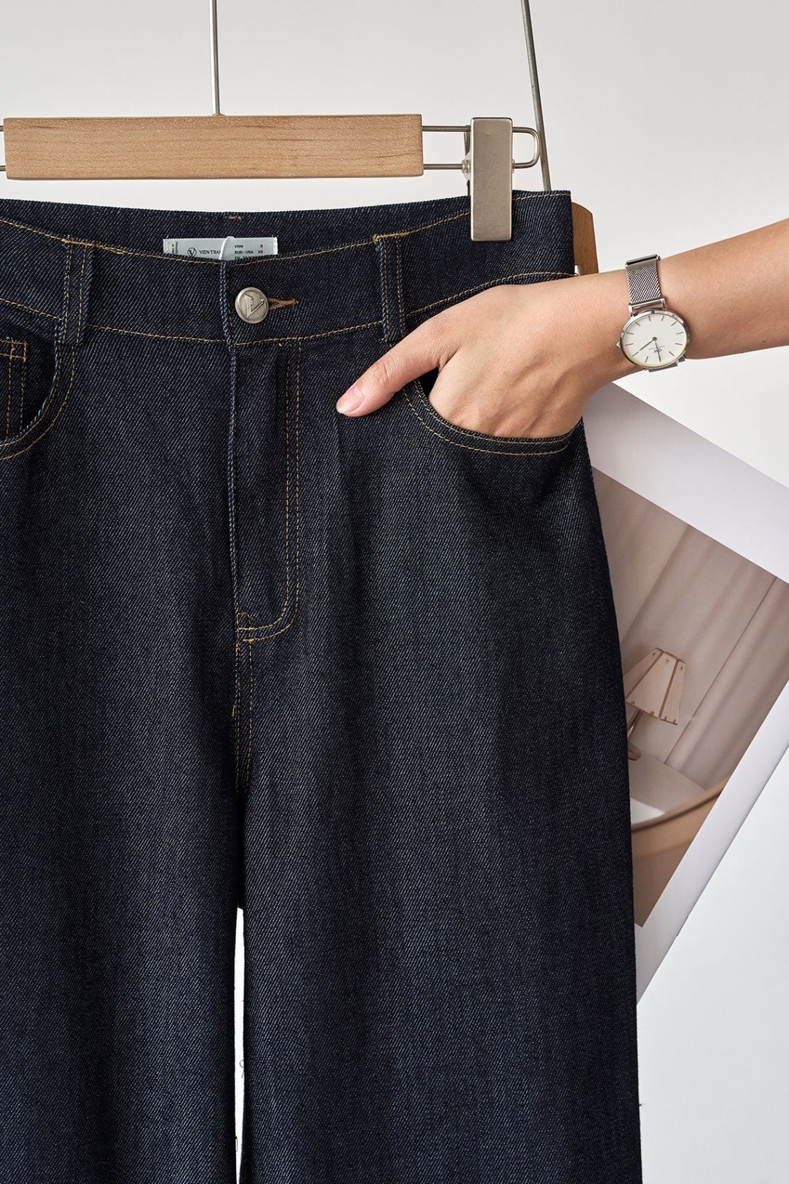 Quần jean ống đứng phối gấu - V64J25Q022