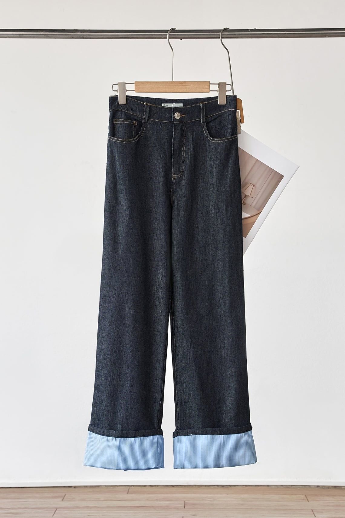 Quần jean ống đứng phối gấu - V64J25Q022