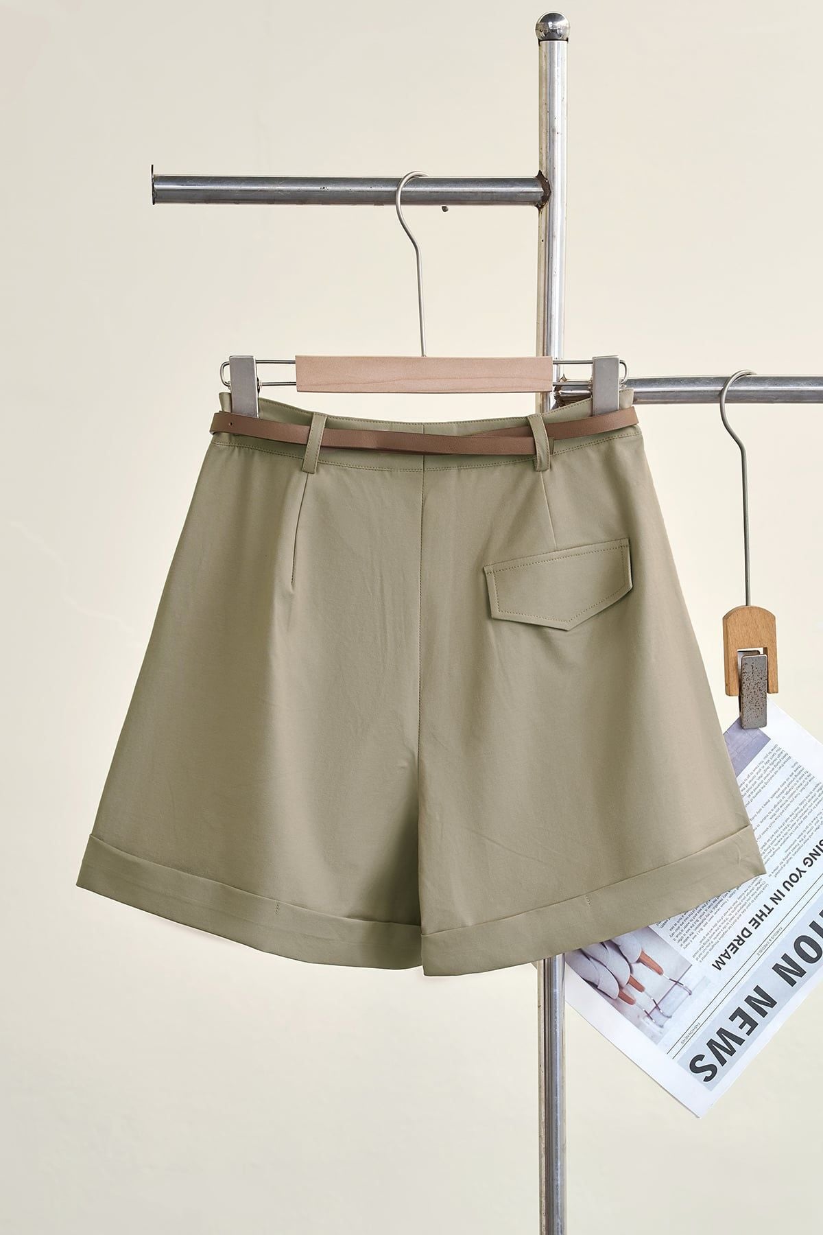 Quần short túi chéo kèm thắt lưng - V64S26H001